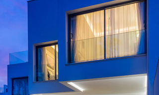 Se vende villa adosada, lista para entrar a vivir, con vistas al mar, en primera línea de playa, a pocos minutos a pie de Estepona centro 45379 