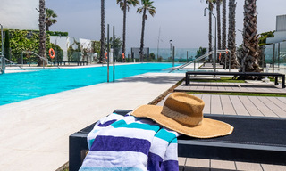 Se vende villa adosada, lista para entrar a vivir, con vistas al mar, en primera línea de playa, a pocos minutos a pie de Estepona centro 45380 