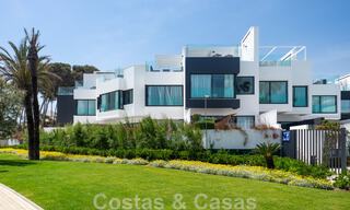 Se vende villa adosada, lista para entrar a vivir, con vistas al mar, en primera línea de playa, a pocos minutos a pie de Estepona centro 45381 
