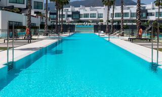 Se vende villa adosada, lista para entrar a vivir, con vistas al mar, en primera línea de playa, a pocos minutos a pie de Estepona centro 45384 