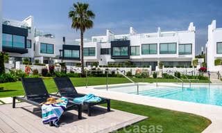 Se vende villa adosada, lista para entrar a vivir, con vistas al mar, en primera línea de playa, a pocos minutos a pie de Estepona centro 45386 