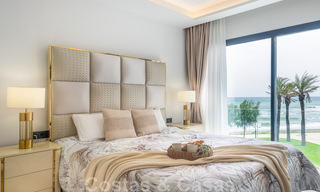 Se vende villa adosada, lista para entrar a vivir, con vistas al mar, en primera línea de playa, a pocos minutos a pie de Estepona centro 45388 