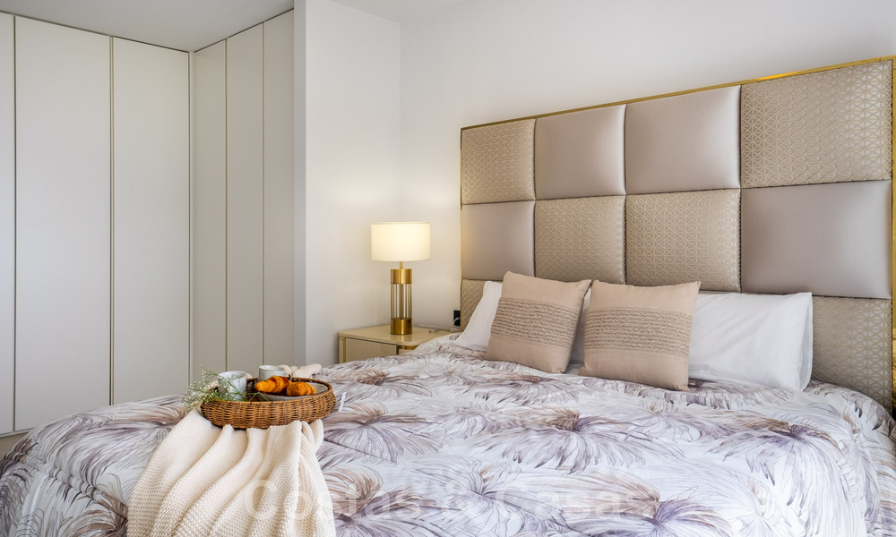 Se vende villa adosada, lista para entrar a vivir, con vistas al mar, en primera línea de playa, a pocos minutos a pie de Estepona centro 45389