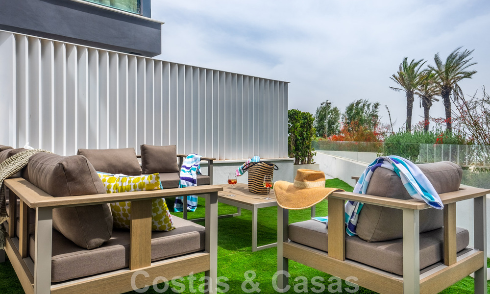 Se vende villa adosada, lista para entrar a vivir, con vistas al mar, en primera línea de playa, a pocos minutos a pie de Estepona centro 45390