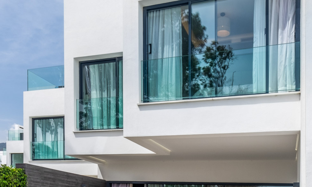 Se vende villa adosada, lista para entrar a vivir, con vistas al mar, en primera línea de playa, a pocos minutos a pie de Estepona centro 45391