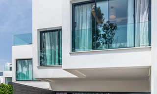 Se vende villa adosada, lista para entrar a vivir, con vistas al mar, en primera línea de playa, a pocos minutos a pie de Estepona centro 45391 