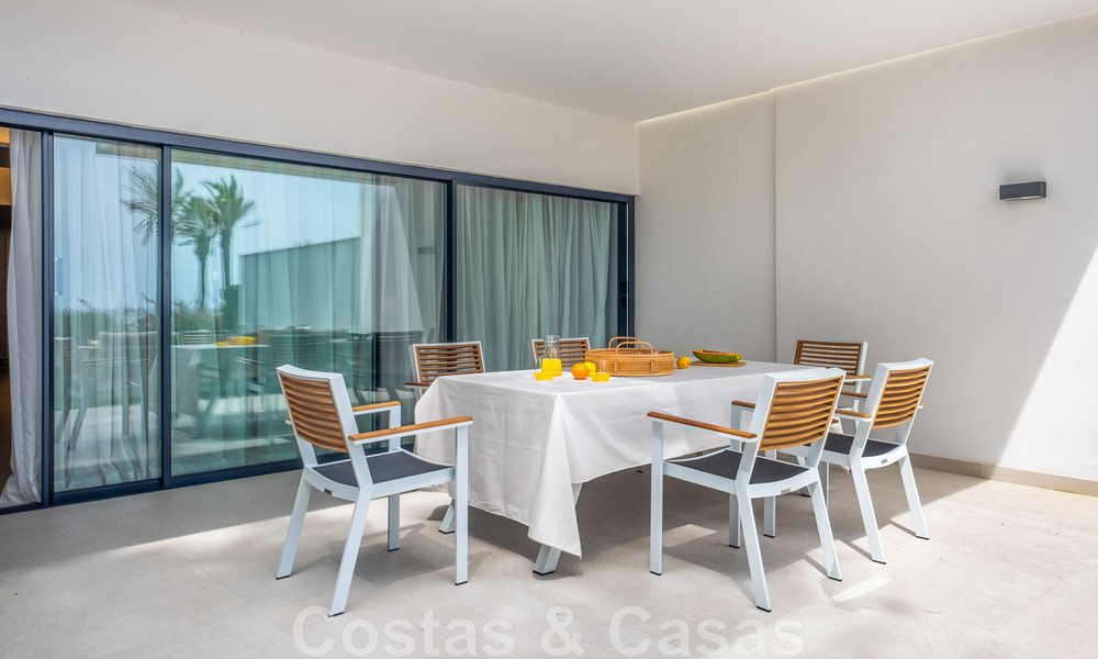 Se vende villa adosada, lista para entrar a vivir, con vistas al mar, en primera línea de playa, a pocos minutos a pie de Estepona centro 45392