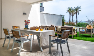 Se vende villa adosada, lista para entrar a vivir, con vistas al mar, en primera línea de playa, a pocos minutos a pie de Estepona centro 45393 