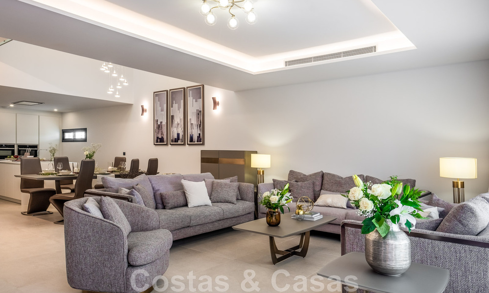 Se vende villa adosada, lista para entrar a vivir, con vistas al mar, en primera línea de playa, a pocos minutos a pie de Estepona centro 45394