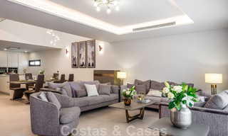 Se vende villa adosada, lista para entrar a vivir, con vistas al mar, en primera línea de playa, a pocos minutos a pie de Estepona centro 45394 