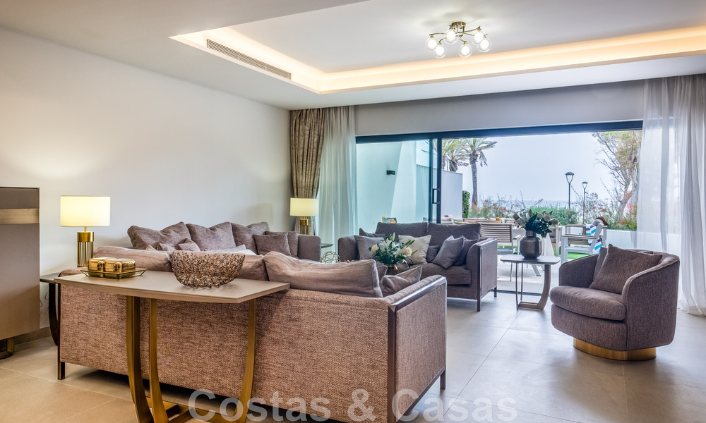 Se vende villa adosada, lista para entrar a vivir, con vistas al mar, en primera línea de playa, a pocos minutos a pie de Estepona centro 45395