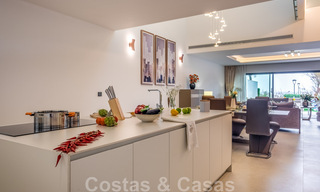 Se vende villa adosada, lista para entrar a vivir, con vistas al mar, en primera línea de playa, a pocos minutos a pie de Estepona centro 45396 