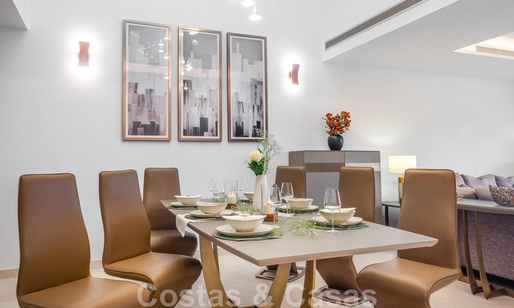 Se vende villa adosada, lista para entrar a vivir, con vistas al mar, en primera línea de playa, a pocos minutos a pie de Estepona centro 45397