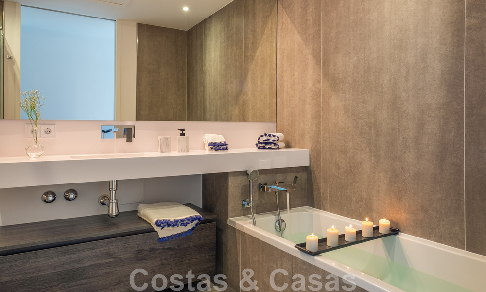 Se vende villa adosada, lista para entrar a vivir, con vistas al mar, en primera línea de playa, a pocos minutos a pie de Estepona centro 45398