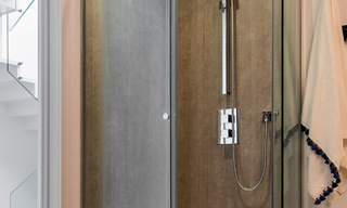 Se vende villa adosada, lista para entrar a vivir, con vistas al mar, en primera línea de playa, a pocos minutos a pie de Estepona centro 45399 