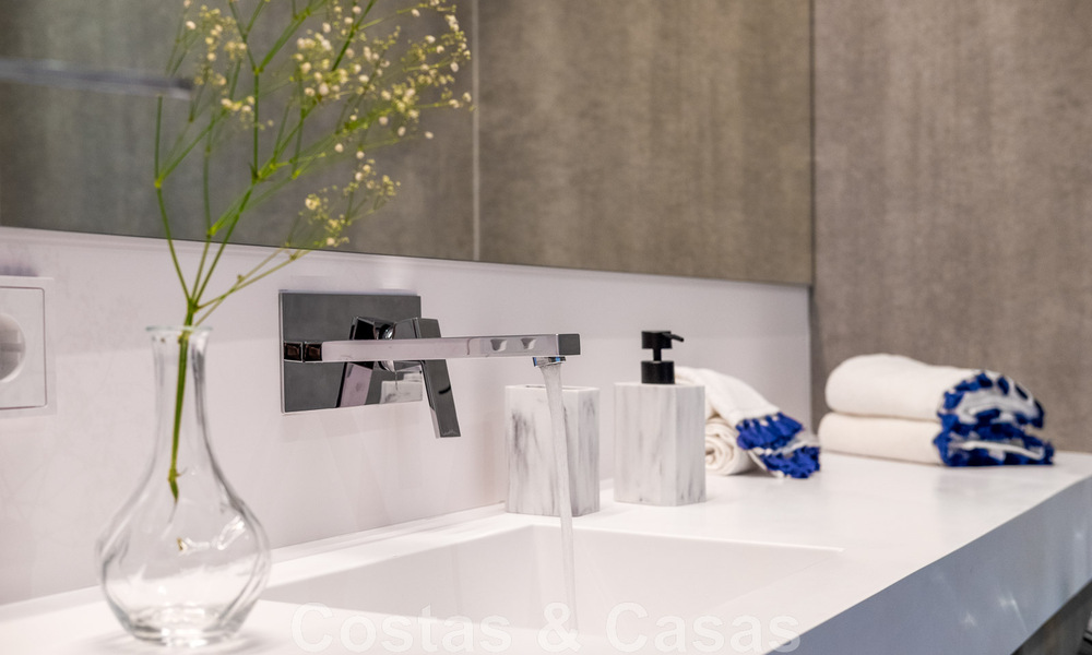 Se vende villa adosada, lista para entrar a vivir, con vistas al mar, en primera línea de playa, a pocos minutos a pie de Estepona centro 45400