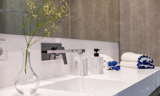 Se vende villa adosada, lista para entrar a vivir, con vistas al mar, en primera línea de playa, a pocos minutos a pie de Estepona centro 45400 