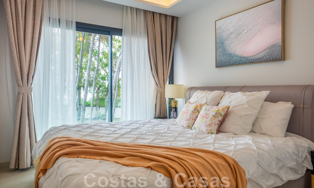 Se vende villa adosada, lista para entrar a vivir, con vistas al mar, en primera línea de playa, a pocos minutos a pie de Estepona centro 45401