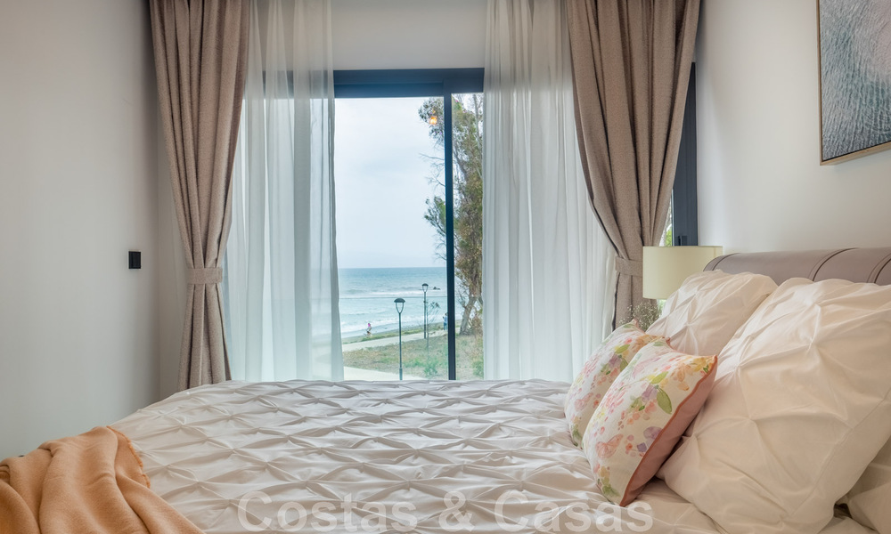 Se vende villa adosada, lista para entrar a vivir, con vistas al mar, en primera línea de playa, a pocos minutos a pie de Estepona centro 45402