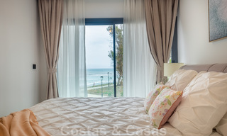 Se vende villa adosada, lista para entrar a vivir, con vistas al mar, en primera línea de playa, a pocos minutos a pie de Estepona centro 45402 