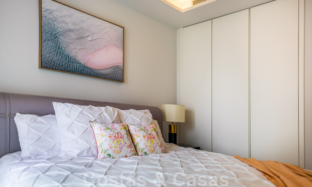 Se vende villa adosada, lista para entrar a vivir, con vistas al mar, en primera línea de playa, a pocos minutos a pie de Estepona centro 45403