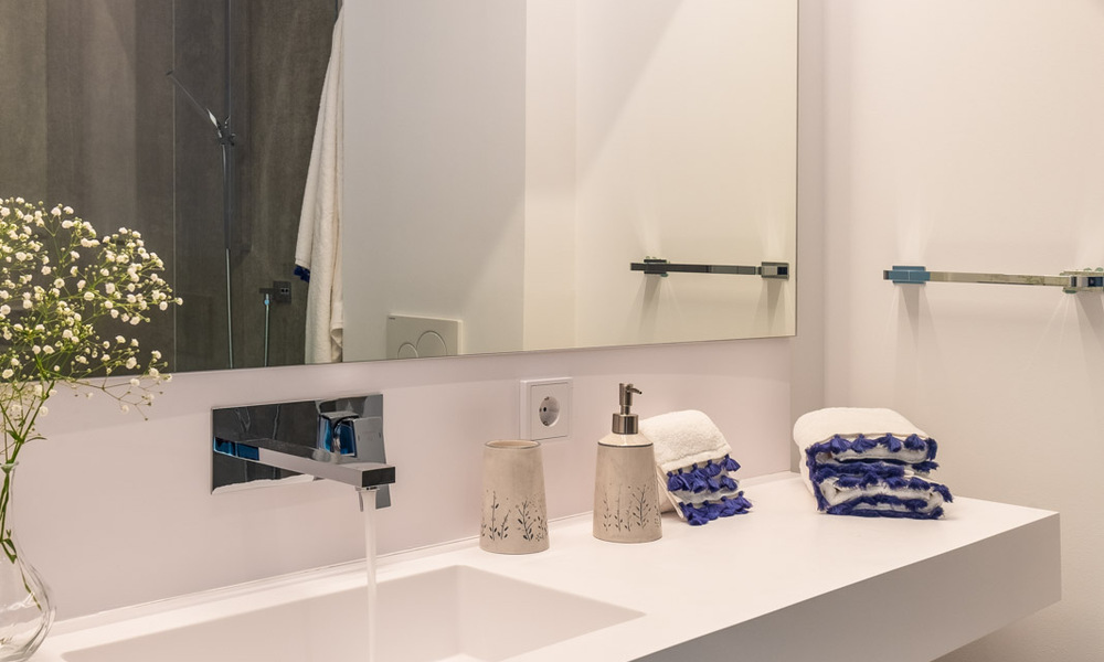 Se vende villa adosada, lista para entrar a vivir, con vistas al mar, en primera línea de playa, a pocos minutos a pie de Estepona centro 45405