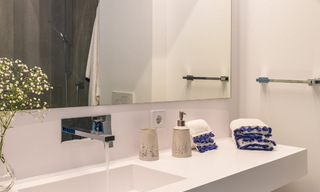 Se vende villa adosada, lista para entrar a vivir, con vistas al mar, en primera línea de playa, a pocos minutos a pie de Estepona centro 45405 