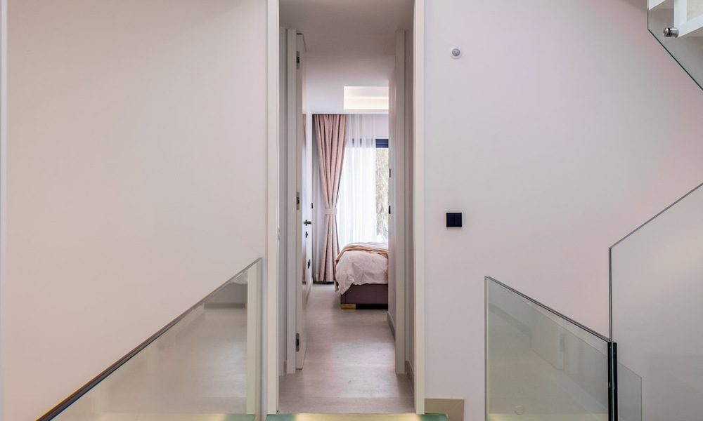 Se vende villa adosada, lista para entrar a vivir, con vistas al mar, en primera línea de playa, a pocos minutos a pie de Estepona centro 45406