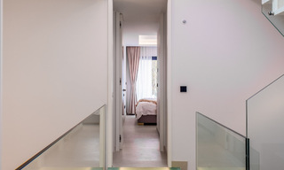 Se vende villa adosada, lista para entrar a vivir, con vistas al mar, en primera línea de playa, a pocos minutos a pie de Estepona centro 45406 