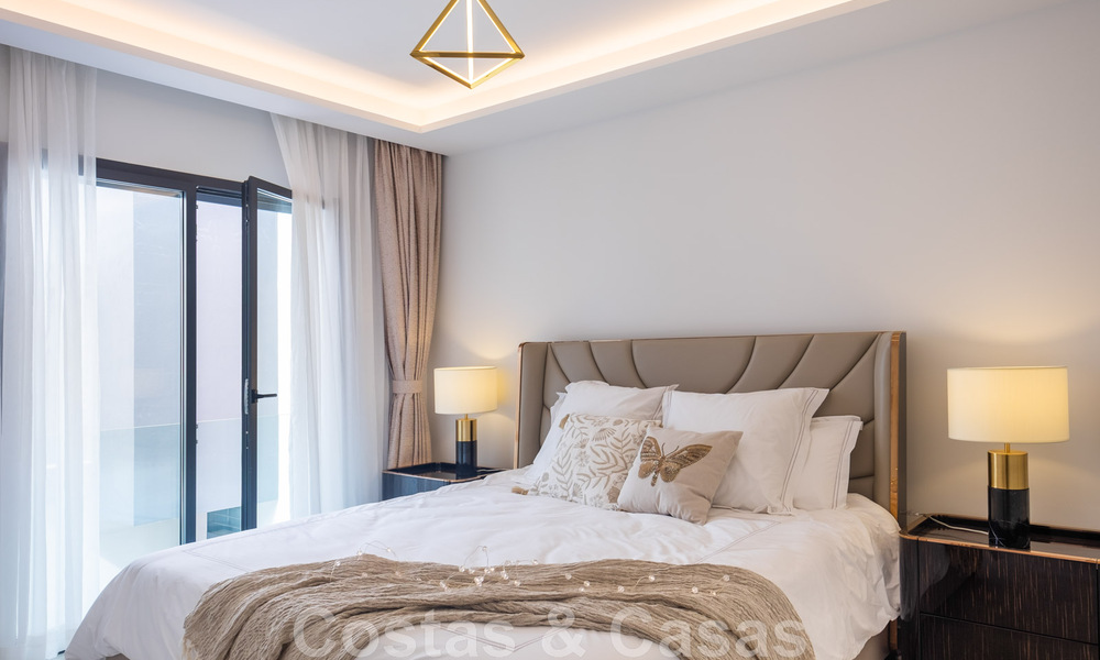 Se vende villa adosada, lista para entrar a vivir, con vistas al mar, en primera línea de playa, a pocos minutos a pie de Estepona centro 45407