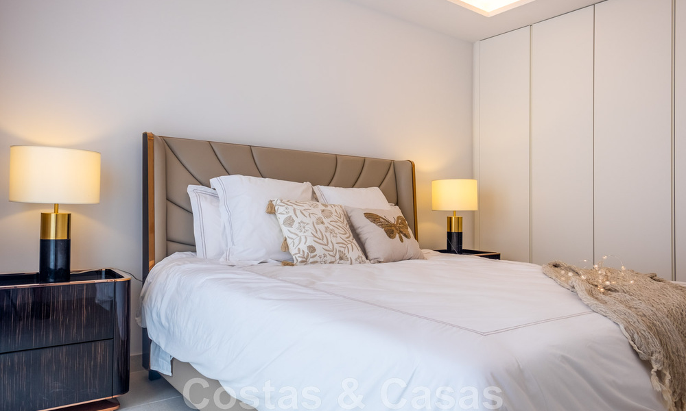 Se vende villa adosada, lista para entrar a vivir, con vistas al mar, en primera línea de playa, a pocos minutos a pie de Estepona centro 45408