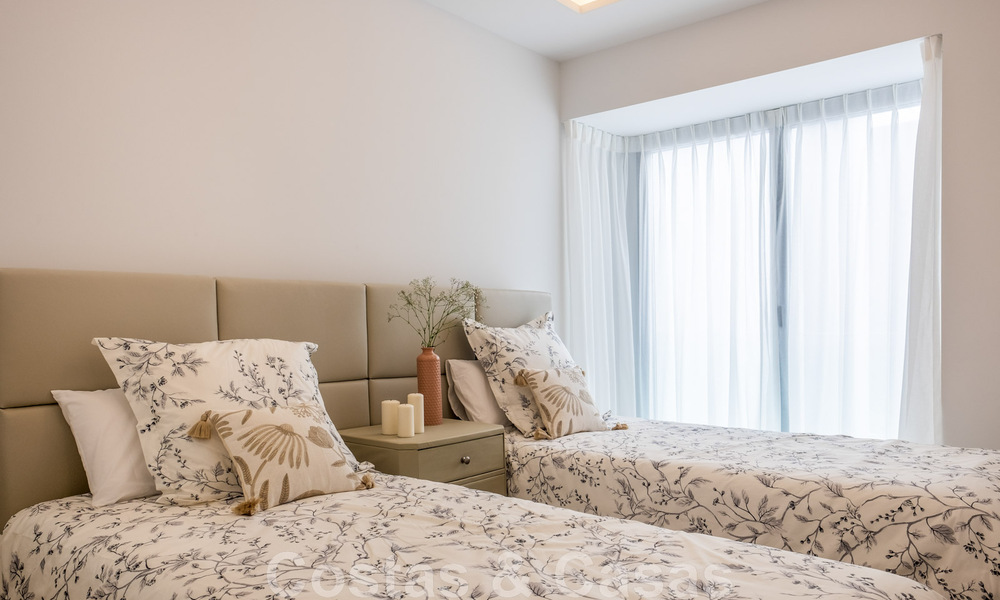 Se vende villa adosada, lista para entrar a vivir, con vistas al mar, en primera línea de playa, a pocos minutos a pie de Estepona centro 45409