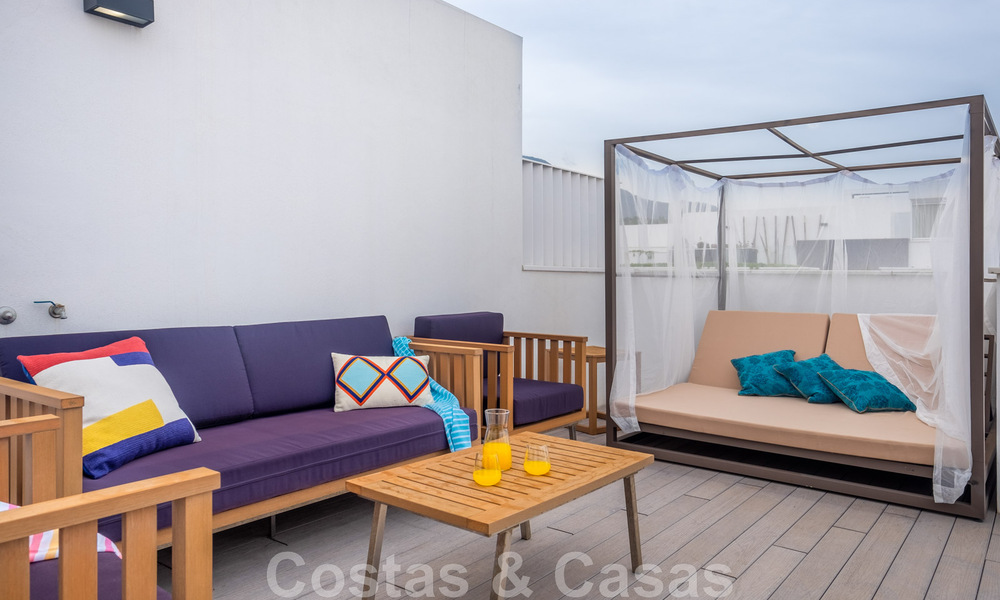 Se vende villa adosada, lista para entrar a vivir, con vistas al mar, en primera línea de playa, a pocos minutos a pie de Estepona centro 45411