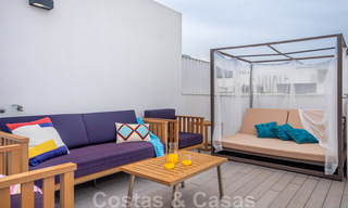 Se vende villa adosada, lista para entrar a vivir, con vistas al mar, en primera línea de playa, a pocos minutos a pie de Estepona centro 45411 