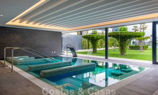 Se vende villa adosada, lista para entrar a vivir, con vistas al mar, en primera línea de playa, a pocos minutos a pie de Estepona centro 45413 