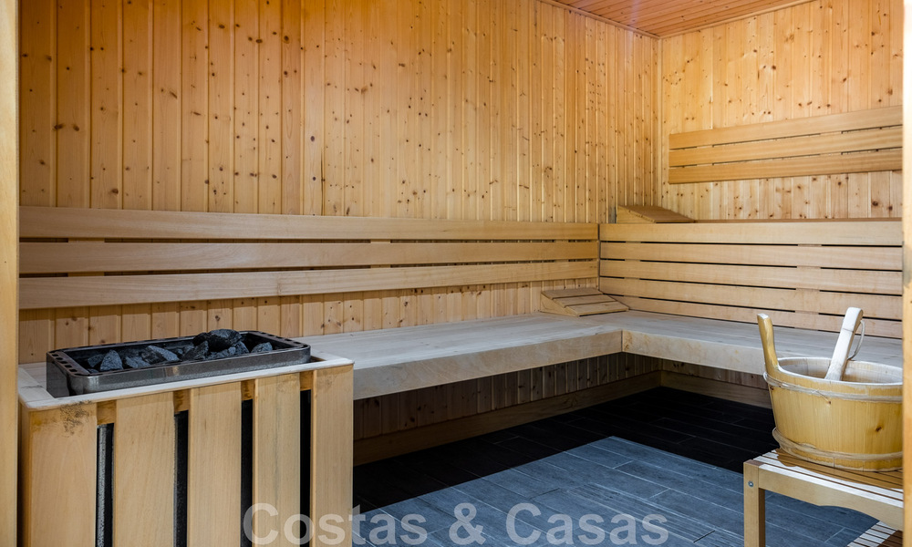 Se vende villa adosada, lista para entrar a vivir, con vistas al mar, en primera línea de playa, a pocos minutos a pie de Estepona centro 45414