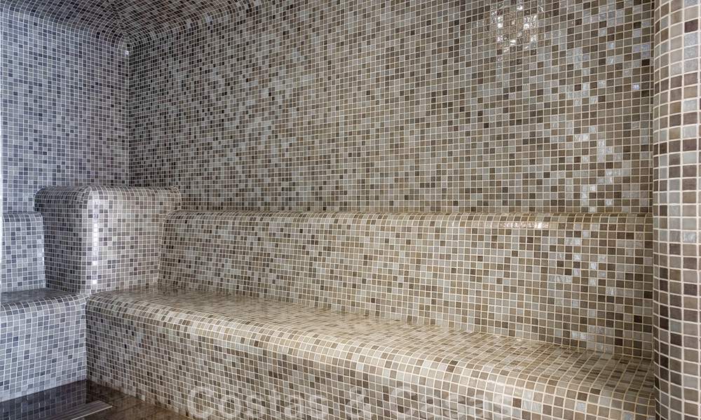 Se vende villa adosada, lista para entrar a vivir, con vistas al mar, en primera línea de playa, a pocos minutos a pie de Estepona centro 45415