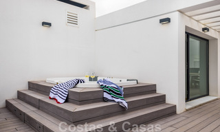 Se vende villa adosada, lista para entrar a vivir, con vistas al mar, en primera línea de playa, a pocos minutos a pie de Estepona centro 45419 