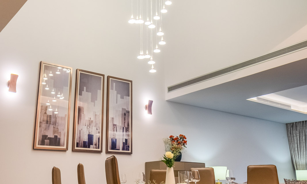 Se vende villa adosada, lista para entrar a vivir, con vistas al mar, en primera línea de playa, a pocos minutos a pie de Estepona centro 45420