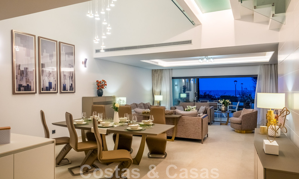 Se vende villa adosada, lista para entrar a vivir, con vistas al mar, en primera línea de playa, a pocos minutos a pie de Estepona centro 45421