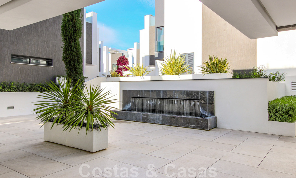 Se vende villa adosada, lista para entrar a vivir, con vistas al mar, en primera línea de playa, a pocos minutos a pie de Estepona centro 45422