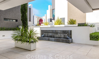 Se vende villa adosada, lista para entrar a vivir, con vistas al mar, en primera línea de playa, a pocos minutos a pie de Estepona centro 45422 