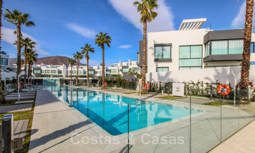 Se vende villa adosada, lista para entrar a vivir, con vistas al mar, en primera línea de playa, a pocos minutos a pie de Estepona centro 45424