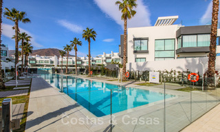 Se vende villa adosada, lista para entrar a vivir, con vistas al mar, en primera línea de playa, a pocos minutos a pie de Estepona centro 45424 