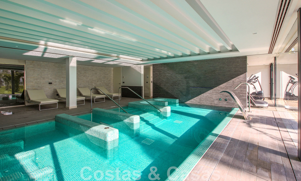 Se vende villa adosada, lista para entrar a vivir, con vistas al mar, en primera línea de playa, a pocos minutos a pie de Estepona centro 45425