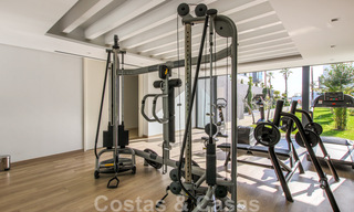 Se vende villa adosada, lista para entrar a vivir, con vistas al mar, en primera línea de playa, a pocos minutos a pie de Estepona centro 45426 