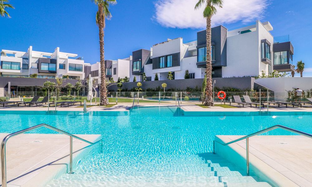 Se vende villa adosada, lista para entrar a vivir, con vistas al mar, en primera línea de playa, a pocos minutos a pie de Estepona centro 45427