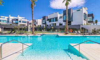 Se vende villa adosada, lista para entrar a vivir, con vistas al mar, en primera línea de playa, a pocos minutos a pie de Estepona centro 45427 