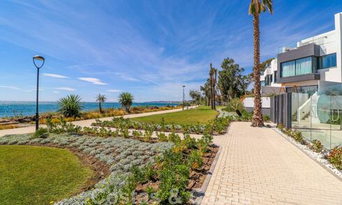 Se vende villa adosada, lista para entrar a vivir, con vistas al mar, en primera línea de playa, a pocos minutos a pie de Estepona centro 45428