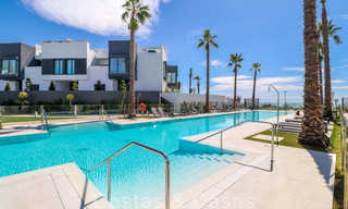 Se vende villa adosada, lista para entrar a vivir, con vistas al mar, en primera línea de playa, a pocos minutos a pie de Estepona centro 45429 